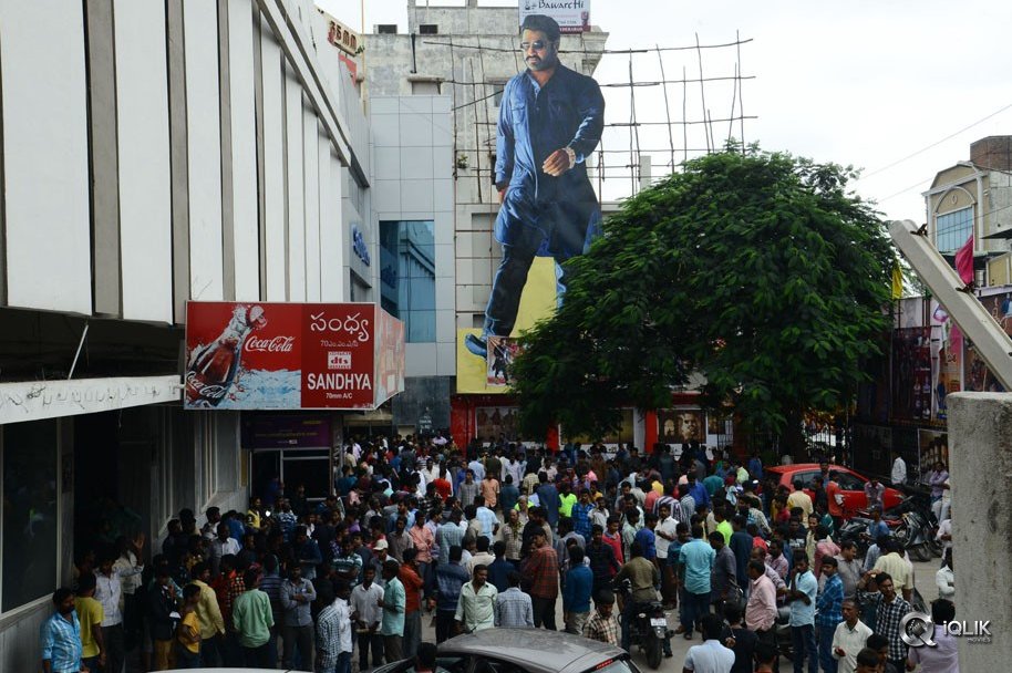 Jai-Lava-Kusa-Movie-Hungama-at-RTC-X-Roads